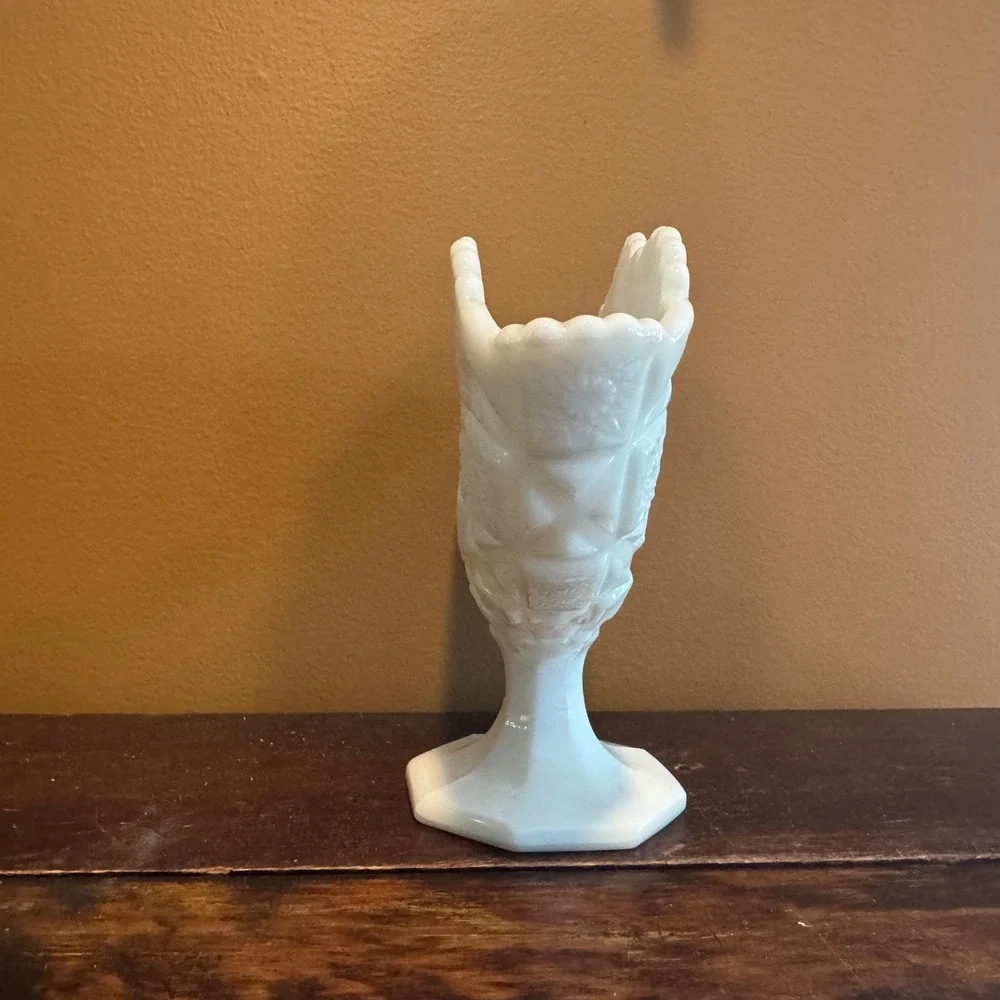 Westmoreland Vintage‎ Milk Glass Flat Fan-Shaped Pedestal Vase